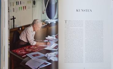 Dronning Margrethe - biography - magnificent work with 440 pages - many large photos