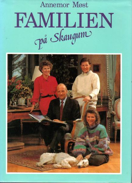 Book from 1989 - Familien på pa Skaugum - Norway Royal